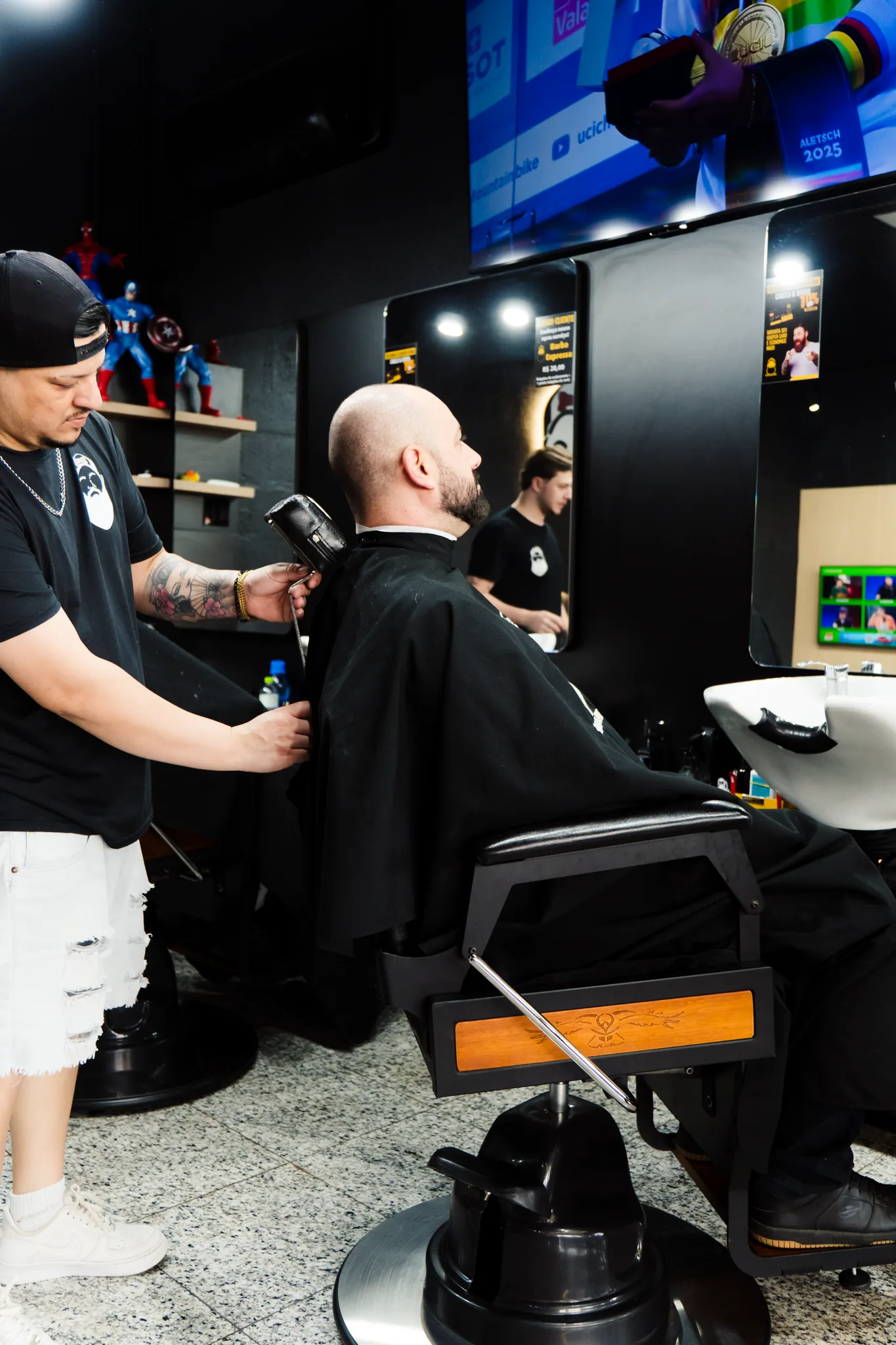 Barber working at a Hawk Capitonê chair