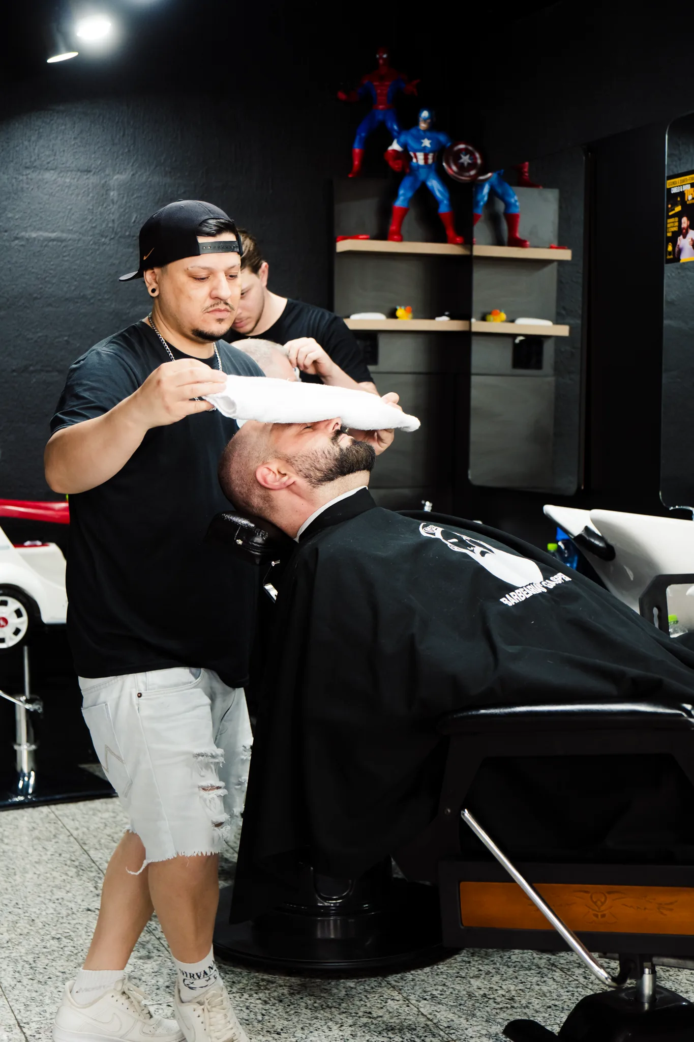 Hot towel shave on the Hawk Capitonê